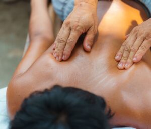 Dorn-Breuss-Methode vs. andere manuelle Therapien – Vergleich